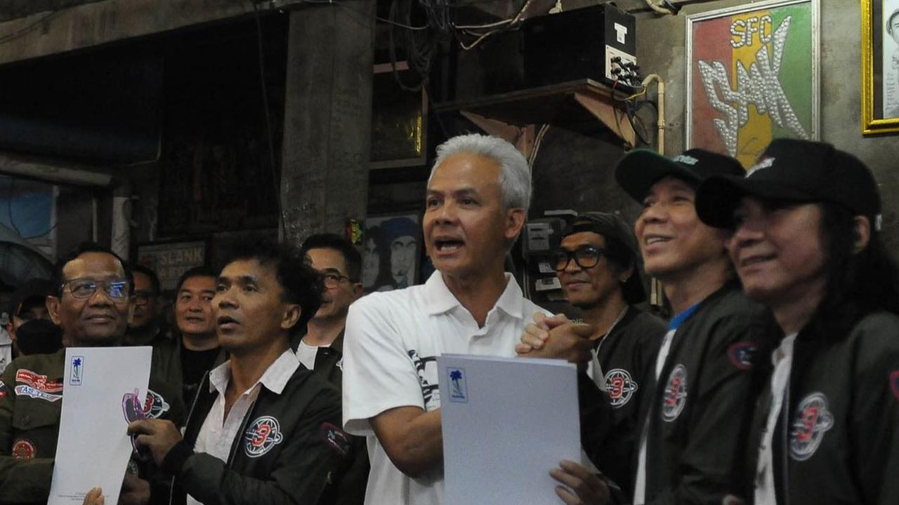 Grup band Slank resmi mendeklarasikan dukungan untuk pasangan capres-cawapres nomor urut 3, Ganjar Pranowo-Mahfud MD untuk meraih kemenangan pada Pemilu 2024 di Markas Slank, Gang Potlot, Jakarta, Sabtu (20/1/2024). Merdeka.com/Imam Buhori