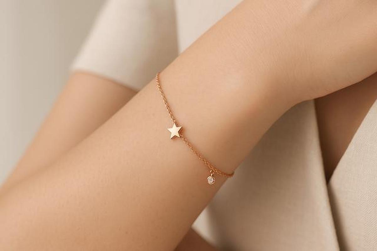 Gelang Rantai Tipis Bisa Bikin Tangan Mungilmu Tampak Lebih Panjang dan Anggun, ini Triknya