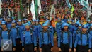 Sejumlah buruh mengenakan baju biru berbaris di GBK, Jakarta, Minggu (1/5) GBK merupakan titik kumpul para Buruh dalam penyampaian aspirasi buruh saat Perayaan Buruh Internasional. (Liputan6.com/Helmi Afandi)