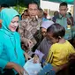 Presiden Joko Widodo didampingi Ibu Negara Iriana membagikan paket sembako saat blusukan ke Kedoya dan Petamburan, Jakarta, Selasa (1/9/2015). Selain sembako, Presiden Jokowi juga membagikan buku dan baju kepada anak-anak. (Liputan6.com/Faizal Fanani)