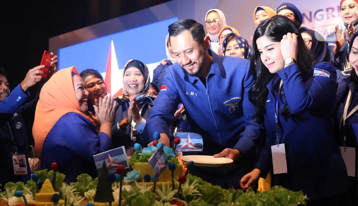 Ketum Partai Demokrat  Agus Harimurti Yudhoyono didamping istri Annisa Pohan memotong tumpeng usai terpilih secara aklamasi saat Kongres V Partai Demokrat di JCC, Jakarta, Minggu (15/3/2020). AHY menggantikan Susilo Bambang Yudhoyono menjadi ketum partai. (Liputan6.com/Angga Yuniar)