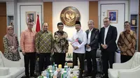 Anggota III BPK, Akhsanul Khaq menyerahkan Opini WTP kepada Menteri Sosial Saifullah Yusuf (Gus Ipul) di Gedung BPK, Jakarta Pusat, Kamis (25/9/2025). (Foto: Istimewa).