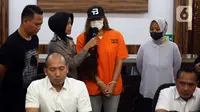 Karenina mengaku memetik hikmah dari kasus yang tengah menjeratnya tersebut. Dia berharap peristiwa hukum ini menjadi titik balik untuk kehidupan yang lebih baik lagi ke depannya. (Liputan6.com/Johan Tallo)