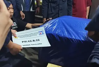Jenazah Deden Maulana, korban kecelakaan pesawat ATR 42-500, diserahkan kepada pihak keluarga setelah proses identifikasi forensik dinyatakan tuntas. (Liputa6.com/ Fauzan)