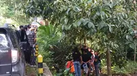 Direskrimum Polda Jatim Kombespol&nbsp;Farman menegaskan, pengungkapan kasus mutiliasi yang dilakukan oleh pelaku Rohmad Tri Hartanto (RTH) alias Antok (A), warga Tulungagung dan penemuan potongan tubuh korban Uswatun Khasanah atau UK (29) asal Blitar, tanpa bantuan klenik. (Liputan6.com/ Dian Kurniawan)