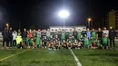 Para pemain pelatih serta seluruh staff dari Korea-Korea Selecao dan Vitoria Clube de Lisboa berfoto bersama usai laga ujicoba yang berlangsung pada Selasa (26/11/2024).