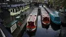 Kapal wisata ditambatkan saat sejumlah warung makan tutup di Camden Town, London, Inggris, 12 Januari 2021. Inggris sedang menerapkan lockdown nasional ketiga untuk mengekang penyebaran virus corona COVID-19. (AP Photo/Matt Dunham)