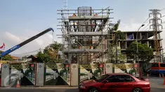 Sebuah mobil melintasi proyek pembangunan busway layang Ciledug-Tendean di kawasan Mampang, Jakarta, Kamis (6/8/2015). Pengerjaan tiang fondasi jalan layang Koridor XIII direncanakan rampung pada Agustus 2015 ini. (Liputan6.com/Yoppy Renato)