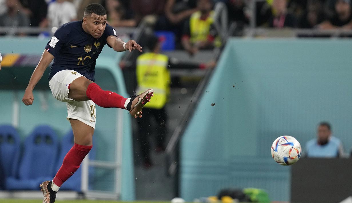 Dipenghujung laga Mbappe hampir mencetak gol ketiganya usai menerima umpan panjang dari lini pertahanan Prancis. Bola tendangannya masih dapat diamankan penjaga gawang Denmark. (AP Photo/Thanassis Stavrakis)