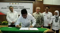 Gubernur Banten, Rano Karno, meresmikan Pembangunan tol Serang - Panimbang yang merupakan langkah awal untuk membuka akses Pantai Tanjung Lesung agar mudah dicapai wisatawan.