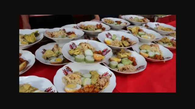 Lontong Cap Go Meh merupakan sajian yang diberikan usai merayakan Imlek.