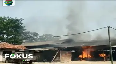 Terganggu dengan limbah dan pencemaran, ratusan Massa di Garut nekat membakar pabrik pupuk yang diduga ilegal.