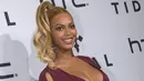 Penyanyi Beyonce mengenakan gaun berbelahan dada rendah saat menghadiri konser TIDAL X : 1020 di Barclays Center, New York, Selasa (20/10/2015). (REUTERS / Brendan McDermid)
