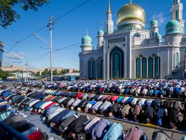 Sejumlah muslim Rusia melaksanakan salat Idul Fitri di luar masjid di pusat kota Moskow, Selasa (5/7). Perayaan Idul Fitri 1437 H di Rusia jatuh pada hari ini. (Alexander UTKIN/AFP)