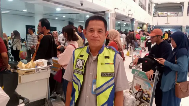Arus balik jalur  udara Penumpang padati ruang  pengambilan bagasi  Bandra Batam. (Liputan6.com/Ajang Nurdin)