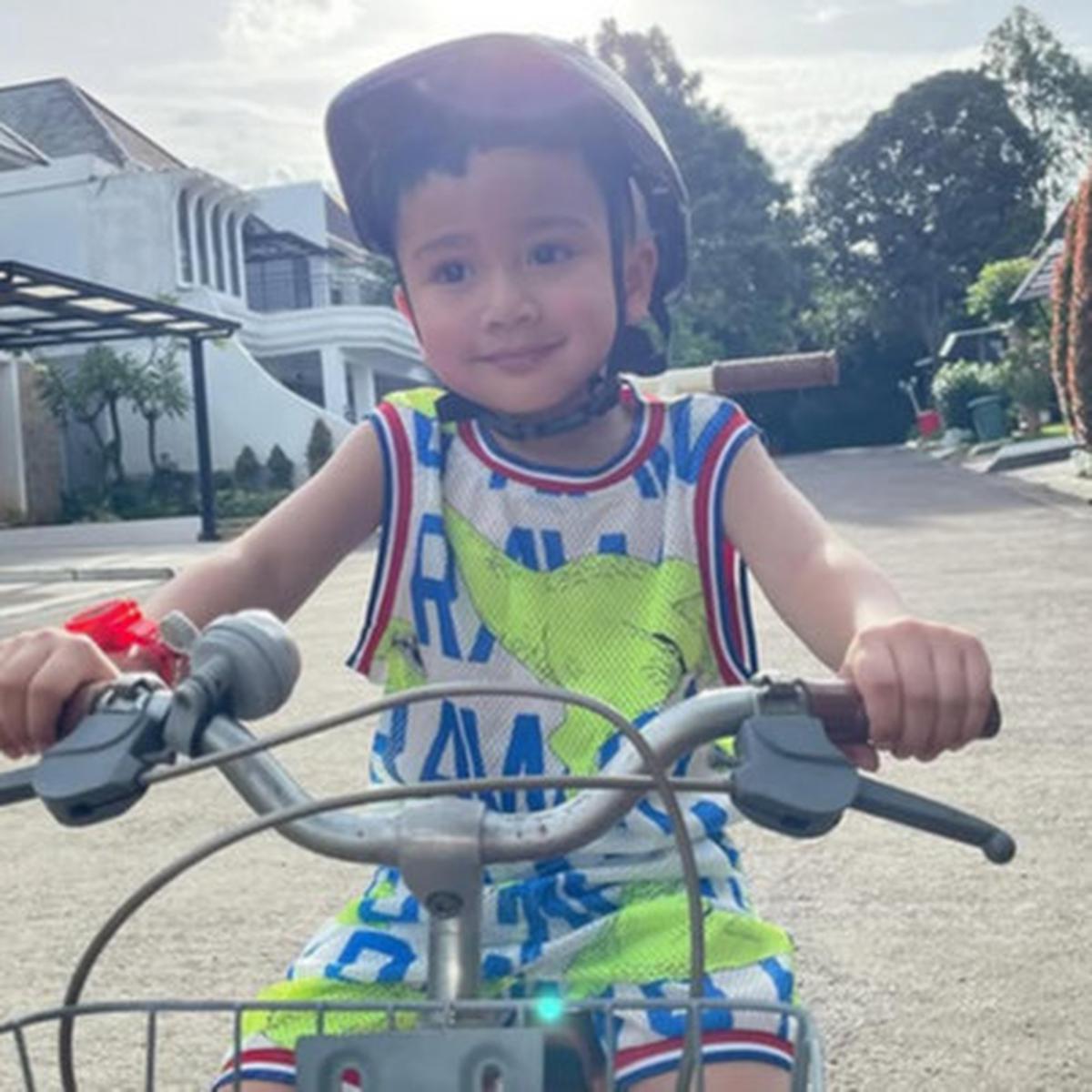 Dipuji Bayi Kharismatik, Potret Rayyanza Tersenyum Manis saat Bersepeda Keliling Komplek Curi Perhatian