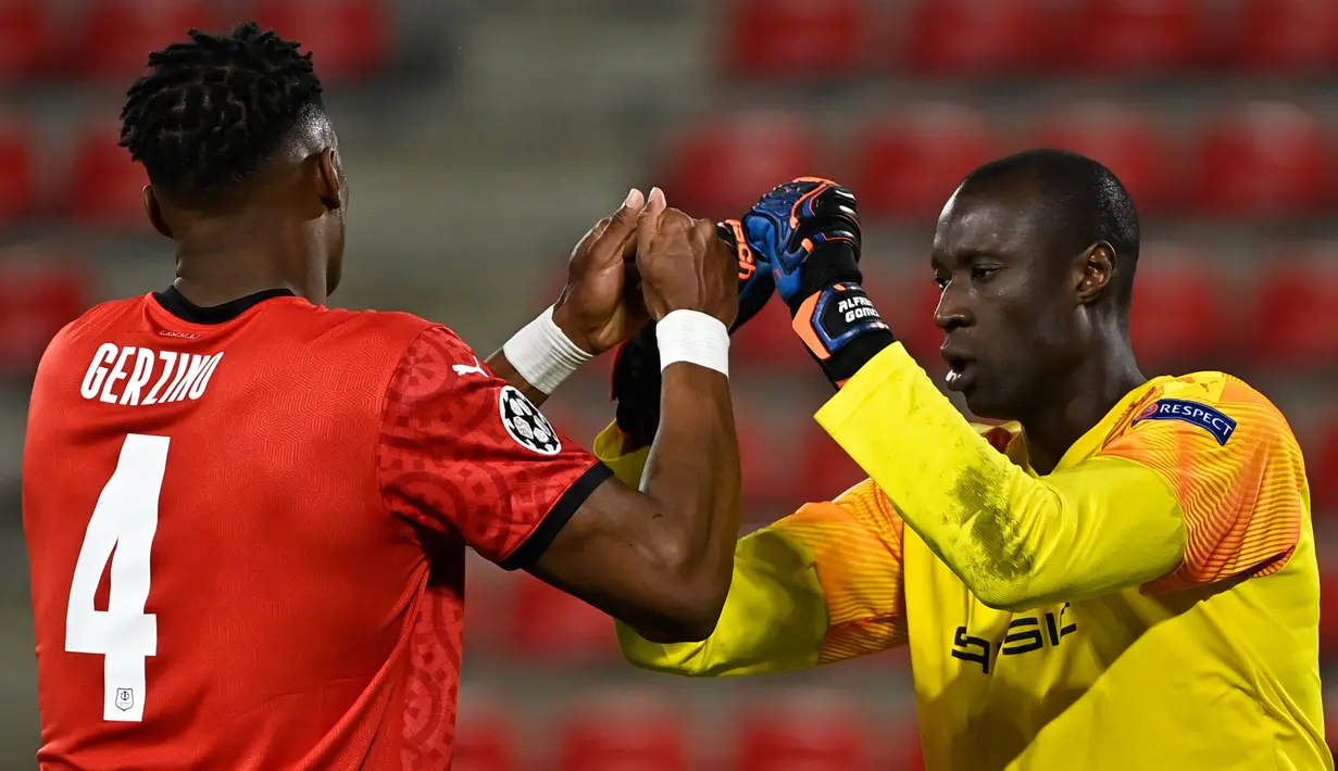6. Alfred Gomis (Rennes). Kiper asal Senegal ini dikontrak Rennes dari sesama klub Prancis, Dijon pada September 2020. Ia menggantikan posisi yang ditinggalkan kompatriotnya, Edouard Mendy yang hijrah ke Chelsea. (AFP/Damien Meyer)