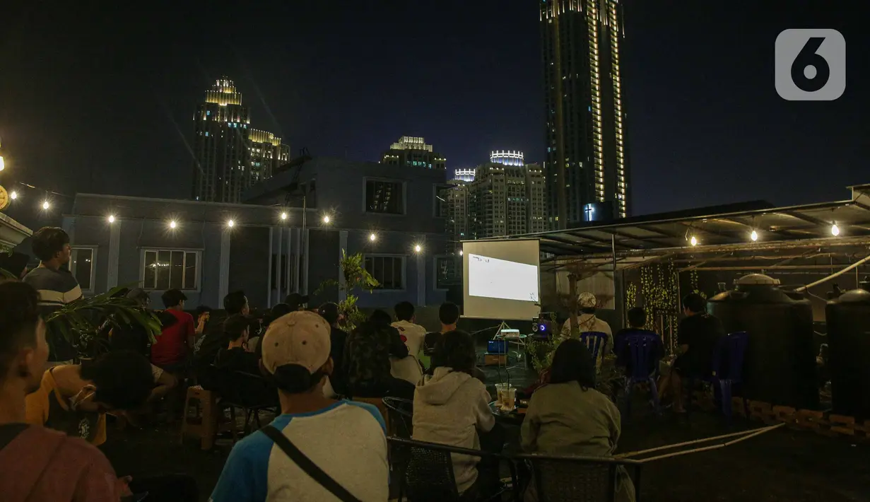 Pengunjung menyaksikan laga final leg pertama Piala AFF 2020 antara Indonesia melawan Thailand di salah satu kafe di Jakarta, Rabu (29/12/2021). Polda Metro Jaya mengizinkan pengelola kafe dan warga menggelar nonton bareng dengan tetap menerapkan protokol kesehatan (Liputan6.com/Faizal Fanani)
