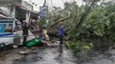 Sebuah pohon tumbang saat hujan angin melanda Kota Depok pada Rabu (25/6/2025) sore. (merdeka.com/Arie Basuki)