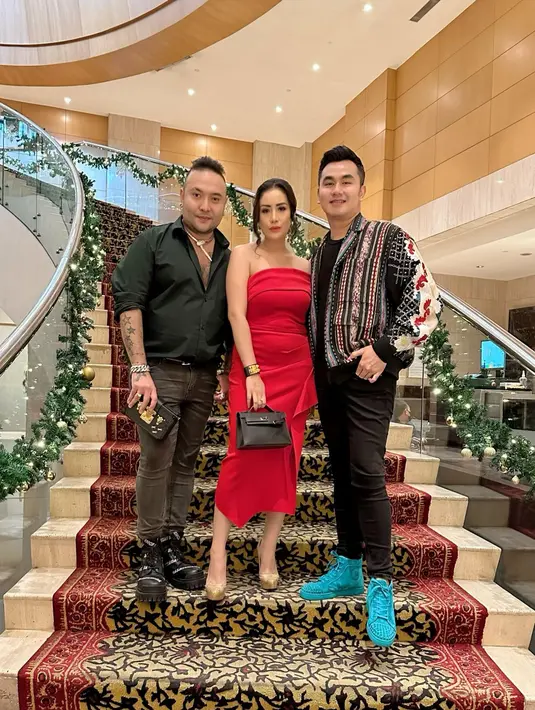 Shinta Bachir mengenakan gaun elegan di pernikahan Kiki Amalia. [Instagram.com/shinta_bachir86]