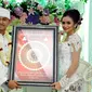 Hengky Kurniawan dan Sonya Fatmala memperlihatkan mahar pernikahan mereka seusai prosesi akad nikah di sebuah hotel kawasan TMII, Jakarta, Kamis (23/4/2015). (Liputan6.com/Panji Diksana)