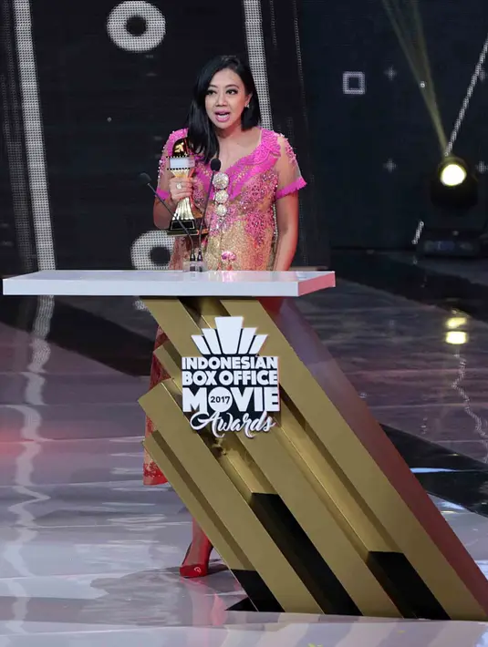 “Jadi dia keluar masuk lagi, keluar masuk lagi, akhirnya saya induksi dua hari dua malam. Ternyata si ibam itu biru. Saya nggak tega lihat bayi saya," pungkasnya. (Deki Prayoga/Bintang.com)