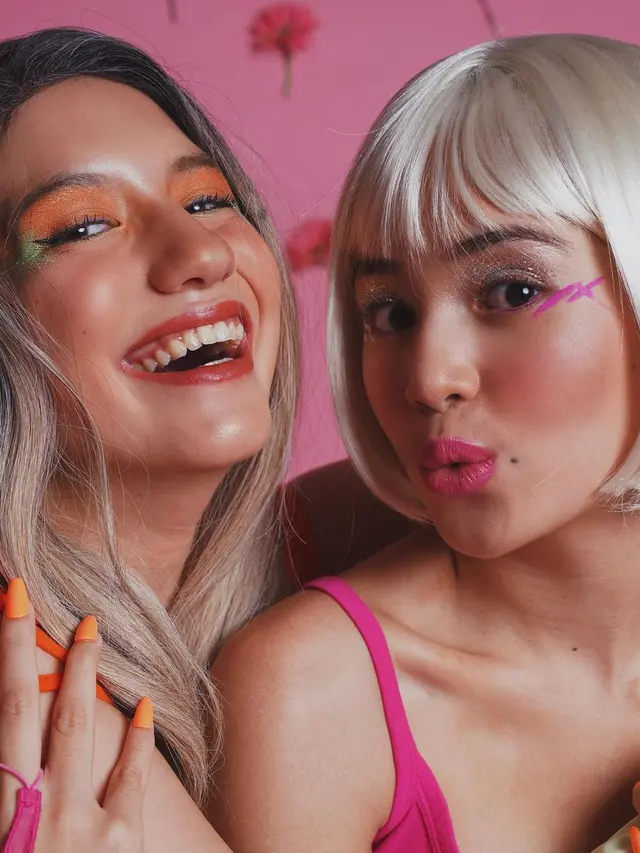 6 Gaya Pemotretan Cassandra Lee dan Beby Tsabina Bertema Barbie, Kompak