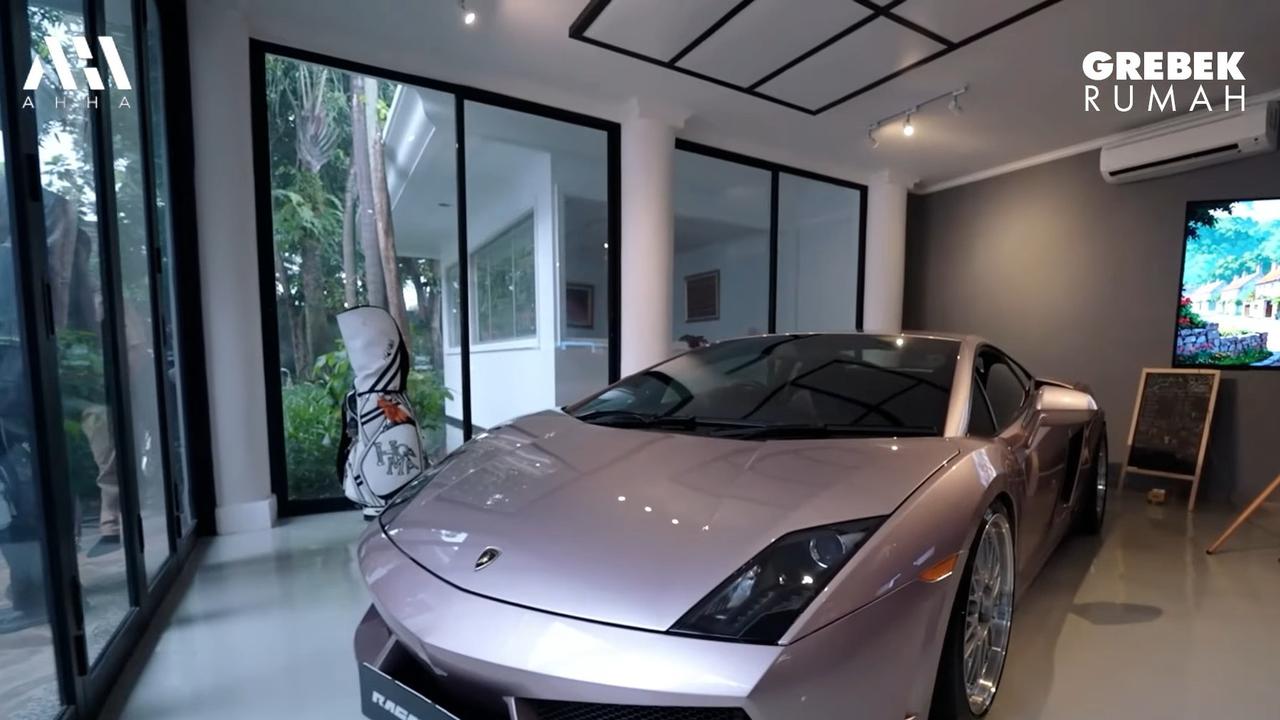 5 Potret Garasi Sekaligus Gaming Room Mewah Sangun Ragahdo Anak Henry Yosodiningrat, Ada Simulator Balap Mobil Hingga Lamborghini