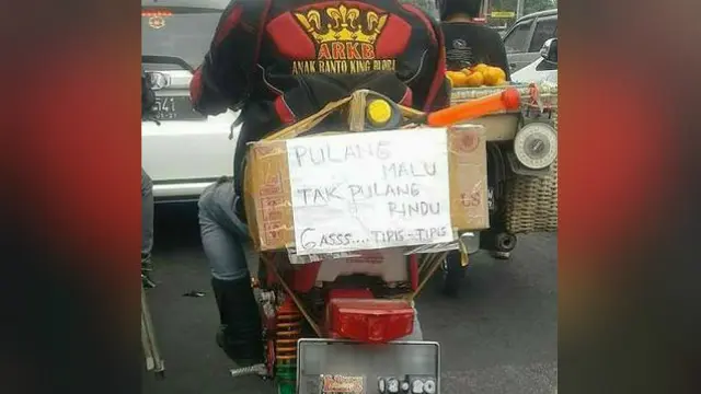 Di momen mudik kali ini, para pemudik menempelkan pesan bertuliskan curahan hatinya.