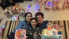 Sosok Ahmad Albar memang selalu menarik perhatian. Selain karier, kisah rumah tangga penyanyi berusia 76 tahun ini pun menarik untuk dibahas.(Instagram/dewiye04)