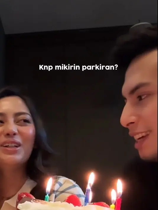 Mantan pasangan suami istri yang resmi cerai pada 2021 lalu itu terpaksa meladeni obrolan putrinya. "Kenapa mikirin parkiran?" kata Okin. Rachel Venya lantas menjelaskan ada petugas valet yang membantu parkir. [Instagram/rachelvennya]