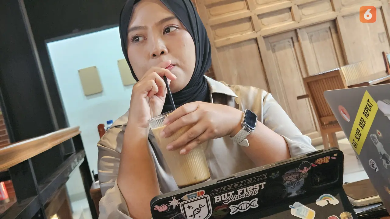 Nikmati cokelat Dubai dan kopi susu kekinian tanpa khawatir kesehatan! Pakar gizi membagikan 6 tips praktis agar tetap bisa mengikuti tren tanpa risiko kolesterol tinggi dan diabetes. (Foto: Aditya Eka Prawira/Liputan6.com)