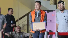 Direktur Teknologi dan Produksi PT Krakatau Steel (Persero) Wisnu Kuncoro menuju mobil tahanan usai menjalani pemeriksaan di gedung KPK, Jakarta, Selasa (21/5/2019). Wisnu Kuncoro diperiksa sebagai tersangka kasus dugaan suap pengadaan barang dan jasa di Krakatau Steel. (merdeka.com/Dwi Narwoko)