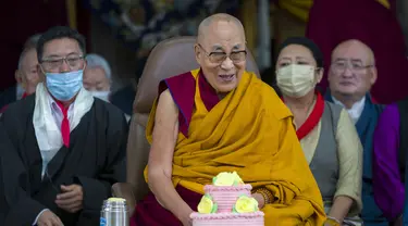 Pemimpin spiritual Tibet Dalai Lama memimpin acara peringatan ulang tahunnya yang ke-88 di Kuil Tsuglakhang, Dharamshala, India, Kamis (6/7/2023). Acara ini diikuti oleh ratusan warga Tibet. (AP Photo/Ashwini Bhatia)