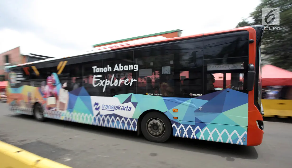 Bus Transjakarta Tanah Abang Explorer kembali beroperasi di Tanah Abang, Jakarta, Sabtu (3/2). Kembali aktifnya bus ini merupakan jawaban atas kesepakatan antara Pemprov DKI dan perwakilan sopir angkot trayek Tanah Abang. (Liputan6.com/Arya Manggala)