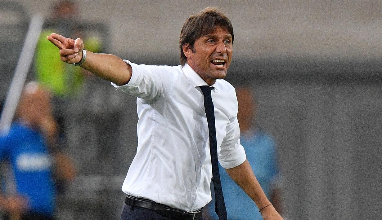 Pelatih Inter Milan, Antonio Conte, memberikan arahan kepada pemainnya saat menghadapi Bayer Leverkusen pada perempat final Liga Europa di Duesseldorf Arena, Jerman, Selasa (11/8/2020) dini hari WIB. Inter Milan menang 2-1 atas Bayer Leverkusen dalam pertandingan tersebut. (AFP/Martin Meissner/pool)