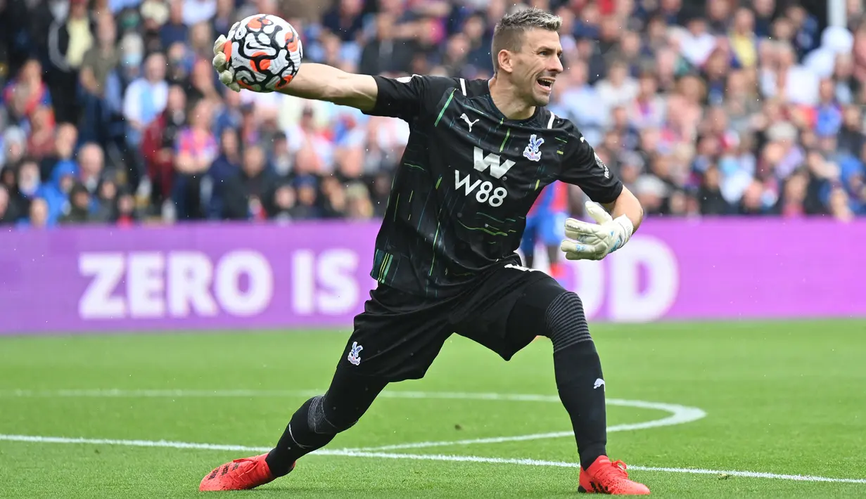 Vicente Guaita. Kiper berusia 35 tahun yang kini memasuki musim keempat bersama Crystal Palace ini total telah membuat 31 clean sheet dari 111 laga di Liga Inggris. Jumlah tersebut dikoleksinya hanya bersama satu klub, yaitu Crystal Palace mulai musim 2018/2019 hingga kini. (AFP/Justin Tallis)