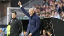 Pelatih Real Madrid, Zinedine Zidane memberikan instruksi kepada anak asuhnya saat melawan Celta Vigo pada lanjutan La Liga di Balaidos stadium, Vigo, Rabu (17/5/2017). Madrid menang 4-1. (AP/Lalo R. Villa