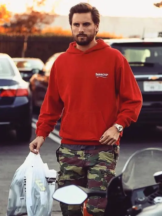 Ini potret candid Scott Disick saat pulang berbelanja. Aura gantengnya masih berasa nggak? (instagram/letthelordbewithyou)