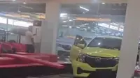 Sebah video mobil jenis Honda Brio hilang kendali dan menabrak pintu kaca showroom sampai hancur viral di media sosial. (Liputan6.com/ Dok Ist)