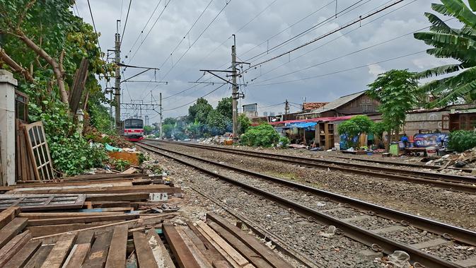 Di Balik Rel Senen: Kisah Penuh Harapan dan Ketidakpastian Warga Pinggiran