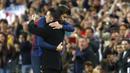 Di pinggir lapangan ia langsung disambut pelukan hangat sang pelatih, Xavi Hernandez yang tak lain adalah mantan rekannya saat masih aktif bermain. (AP/Joan Monfort)