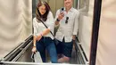 Mirror selfie dari pasutri Andrew White dan Nana Mirdad yang sama-sama memadukan atasan putih dan bawahan biru navy. [Foto: Instagram/nanamirdad_]