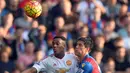 Penyerang Setan Merah, Anthony Martial duel udara dengan pemain Crystal Palace, Martin Kellypada laga Liga Inggris di Stadion Selhurst Park, Inggris, Sabtu (31/10/2015). (EPA/Hannah McKay) 