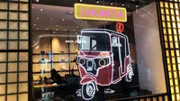 Ketika Ornamen Kota New York dan Bajaj Jakarta Berpadu di Butik Coach