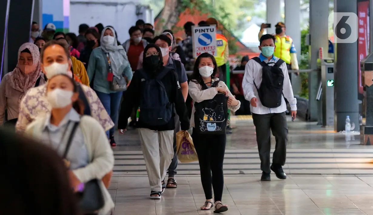Hal ini sesuai dengan Surat Edaran (SE) Kementerian Perhubungan (Kemenhub), Nomor 17 Tahun 2023 tentang Protokol Kesehatan Pelaku Perjalanan Orang Dengan Transportasi Kereta Api Pada Masa Transisi Endemi Covid-19. (Liputan6.com/Angga Yuniar)