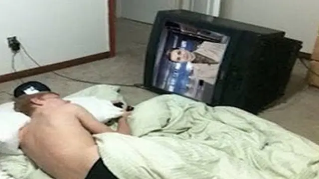 6 Potret Pose Bapak-bapak saat Nonton Televisi Ini Bikin Geleng Kepala