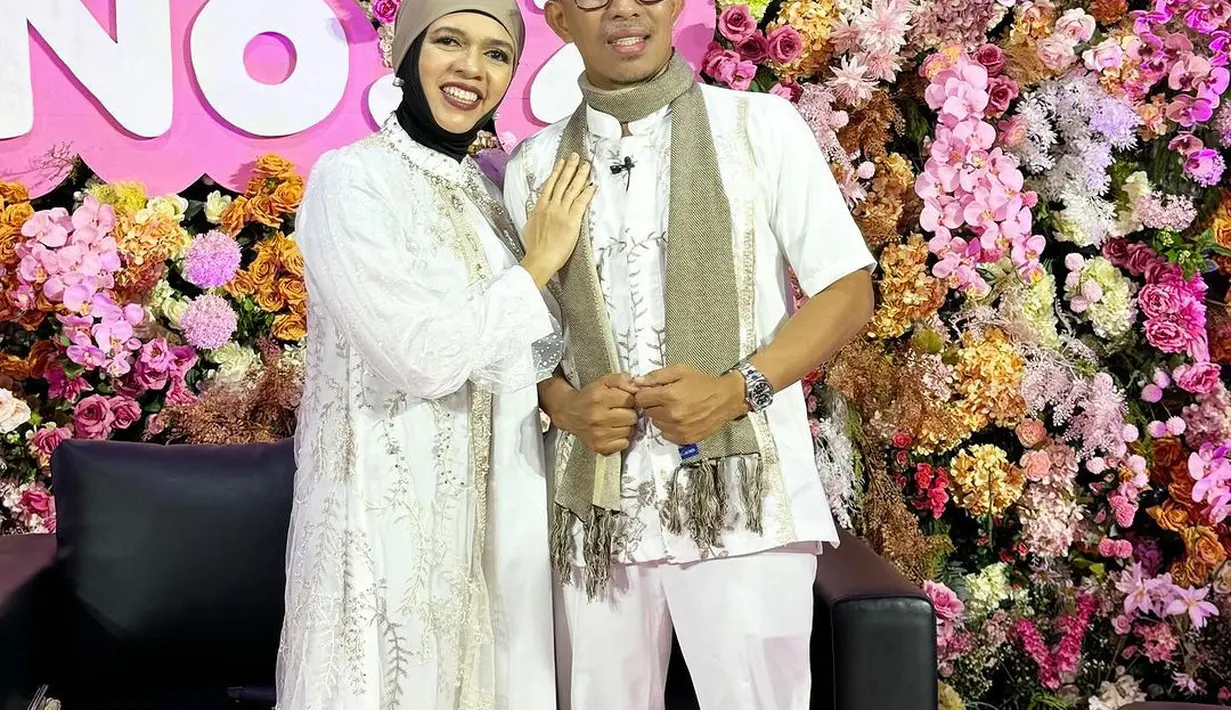 Geni Faruk dan sang suami, Halilintar Anofial Asmid sendiri kompak kenakan busana berwarna putih dengan hijab dan scarf warna coklat pastel. Begitu pula dengan anak-anak mereka. [@ashanty_ash/@genifaruk]