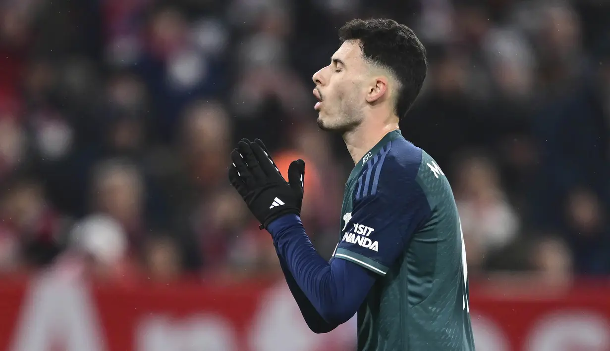 Pemain Arsenal, Gabriel Martinelli, tampak kecewa setelah ditaklukkan Bayern Munchen  pada leg kedua perempat final Liga Champions di Allianz Arena, Kamis (18/4/2024). (AP Photo/Christian Bruna)