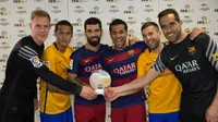 Enam pemain Barcelona (dari kiri ke kanan): Marc-Andre ter Stegen, Neymar, Arda Turan, Dani Alves, Jordi Alba, dan Claudio Bravo, seusai bermain FIFA16. (dok. FC Barcelona)